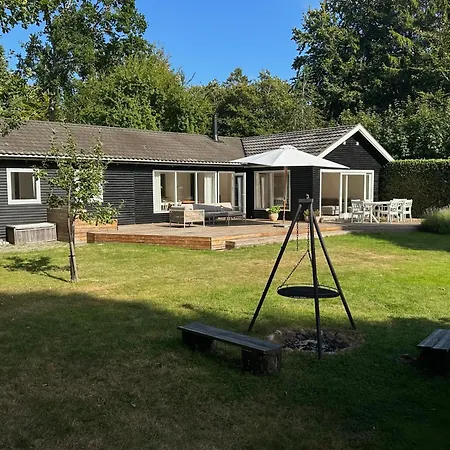 Rageleje - Cozy, Bright Summerhouse Near The And Beautiful Heatherhill Vejby